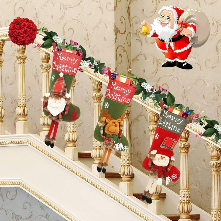Julstrumpa med tomte och dinglande ben