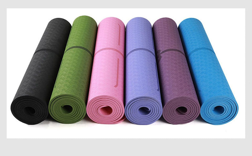 Lila yogamatta med positionslinjer