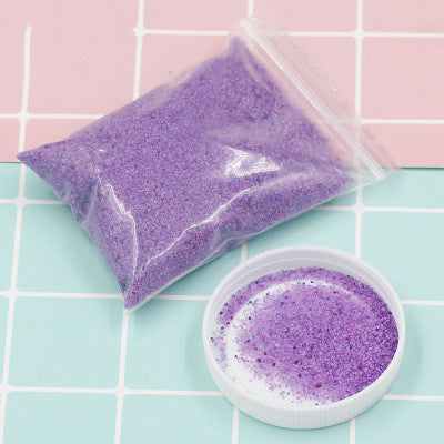 Blå magisk sand i skål med vatten