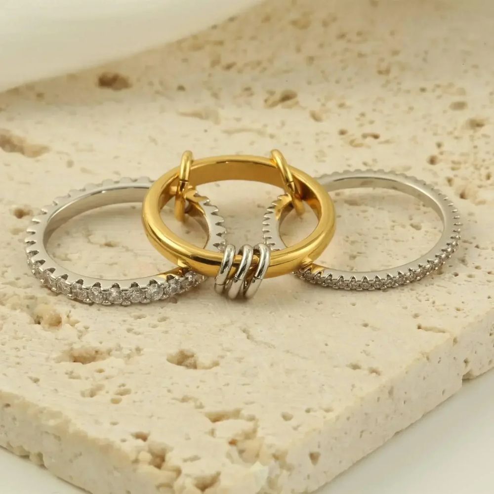 Trendiga Stapelbara Ringar i Guld