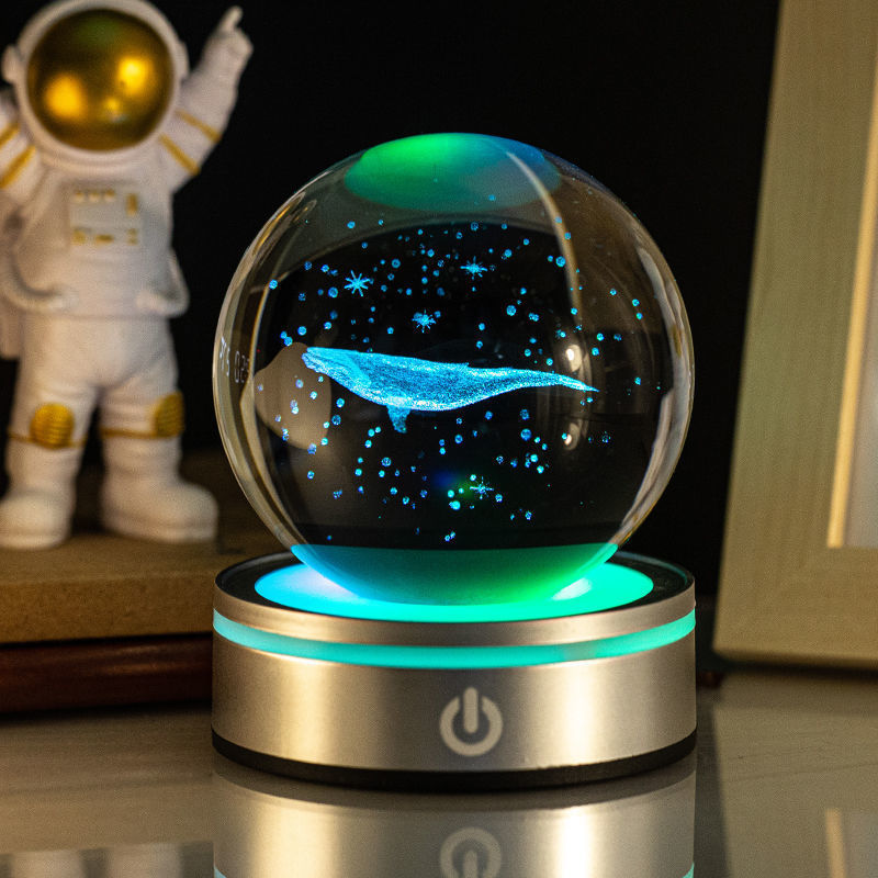 Kristallkula lampa med 3D-motiv och färgskiftande ljus, 8 cm