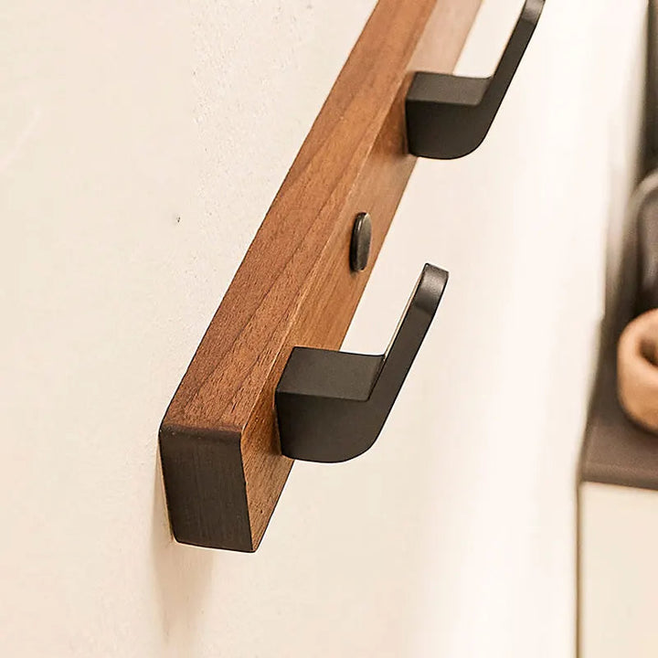 Minimalistisk Väggmonterad Klädhängare med Trä- och Metallklädhängare