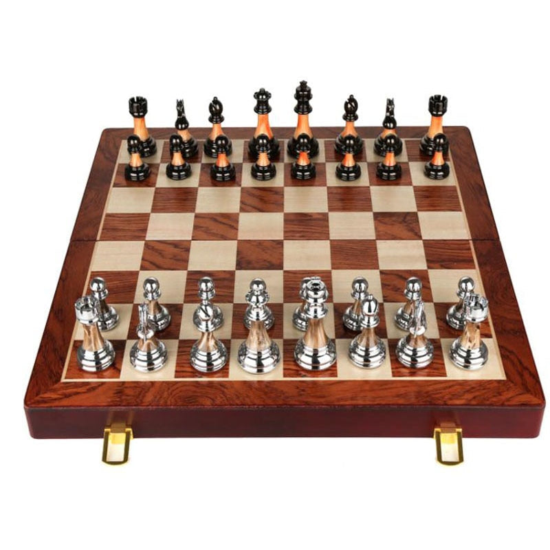 Lyxigt Metall Schackset Med En Stor 42 Cm Träbräda