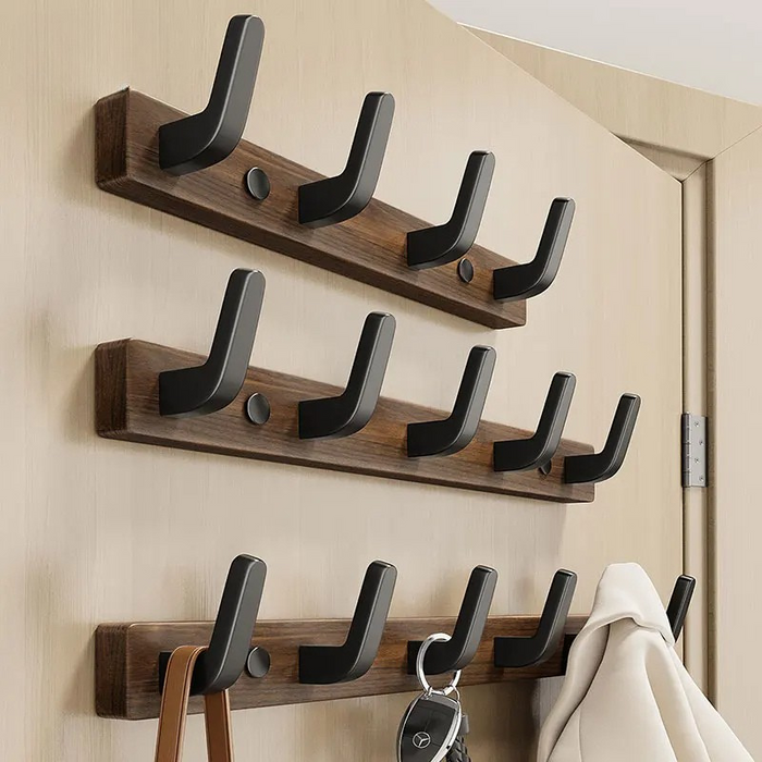 Minimalistisk Väggmonterad Klädhängare med Trä- och Metallklädhängare
