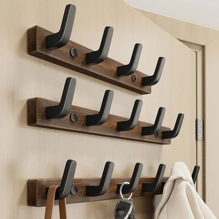 Minimalistisk Väggmonterad Klädhängare med Trä- och Metallklädhängare