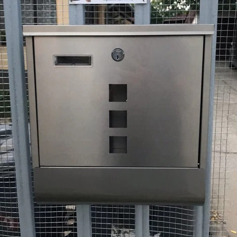 Stor kraftig väggmonterad vertikal metallpostlåda med lås