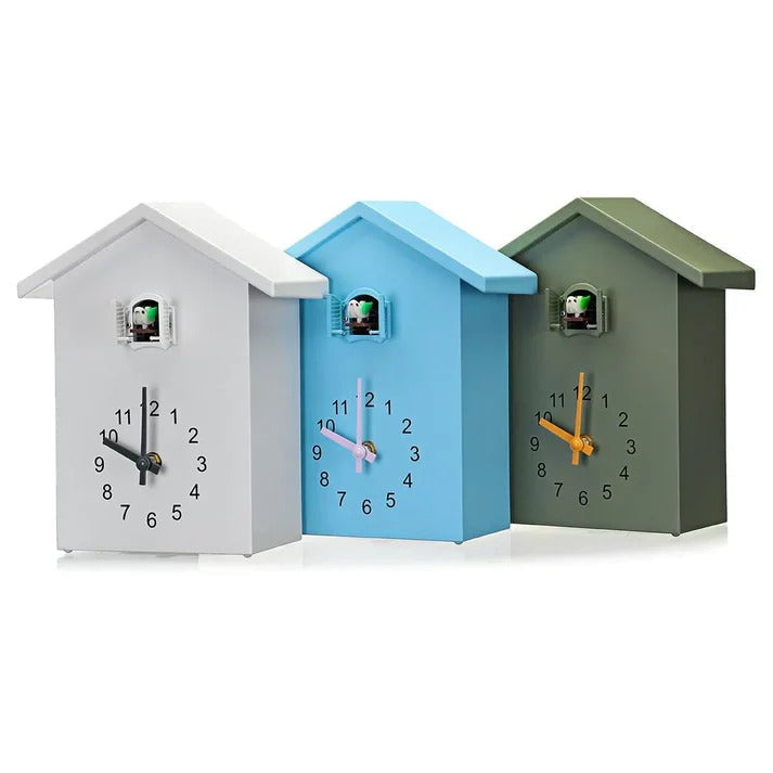 Kuckucksklocka med dekorativ design