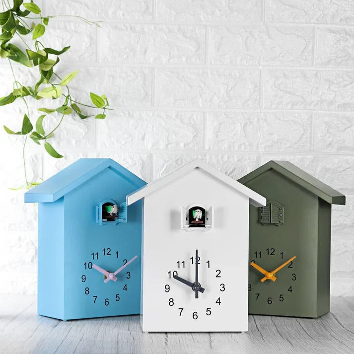 Kuckucksklocka med dekorativ design