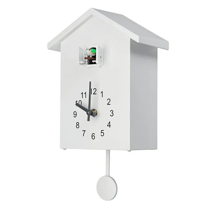 Kuckucksklocka med dekorativ design