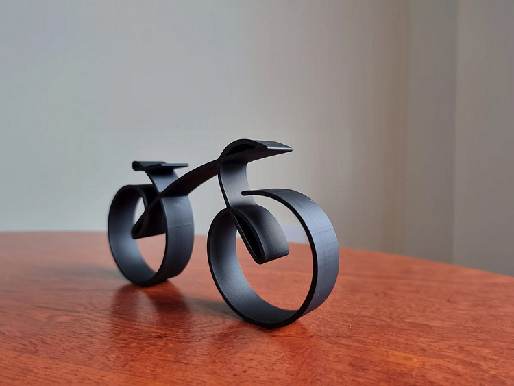 Minimalistisk Cykelskulptur i Trådram