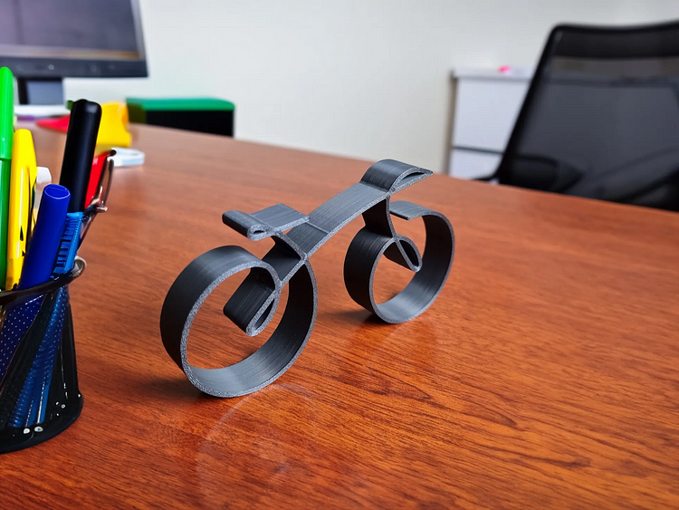 Minimalistisk Cykelskulptur i Trådram
