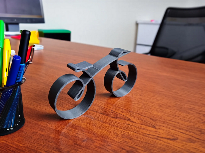 Minimalistisk Cykelskulptur i Trådram